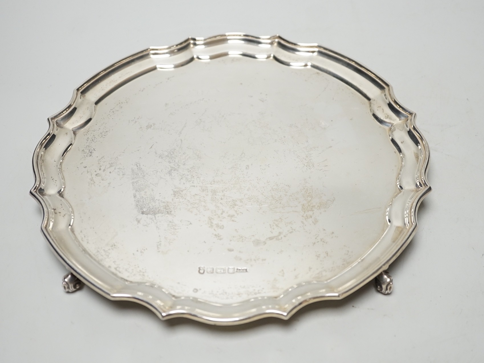 An Elizabeth II silver salver, with pie crust border, Roberts & Dore, Sheffield, 1977, 25.4cm, 14.1oz.